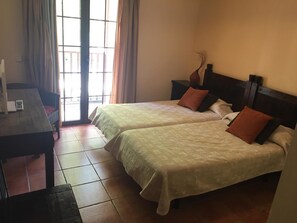 Chambre avec lits jumeaux, balcon | Espace de travail pour ordinateur portable, rideaux occultants