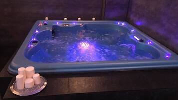 Bañera de hidromasaje cubierta