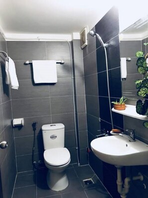 Shower, hair dryer, slippers, towels - Bsun Homestay (Ho Chi Minh City)
