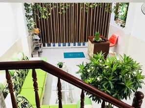 Coin salon dans le hall
