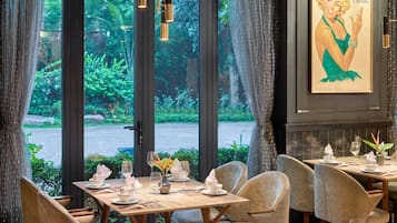 3 restaurants, breakfast, lunch, dinner served; Chinese cuisine