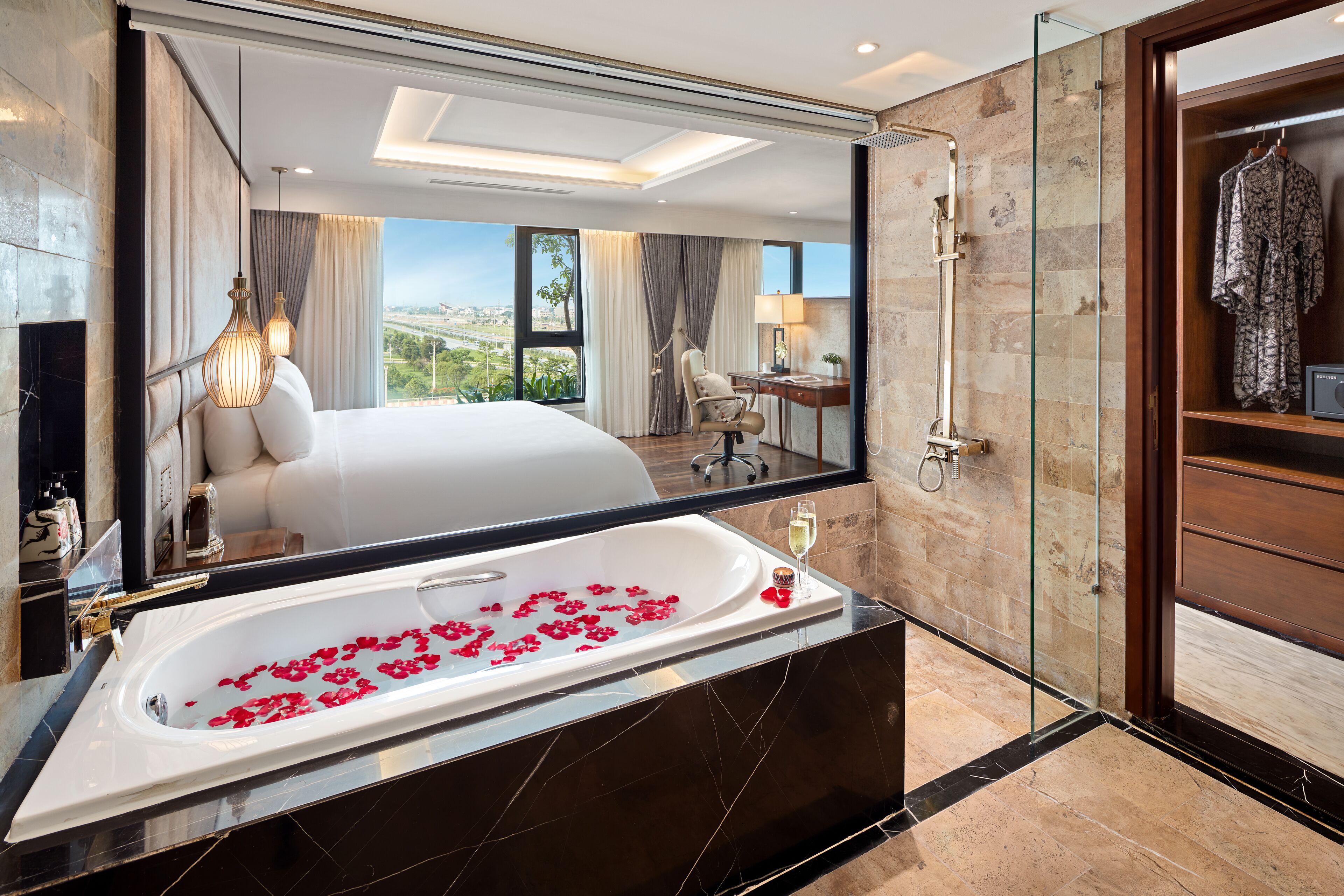 Chambre Double Présidentielle, 1 chambre, cuisine, vue parc | Salle de bain | Articles de toilette gratuits, sèche-cheveux, peignoirs, chaussons