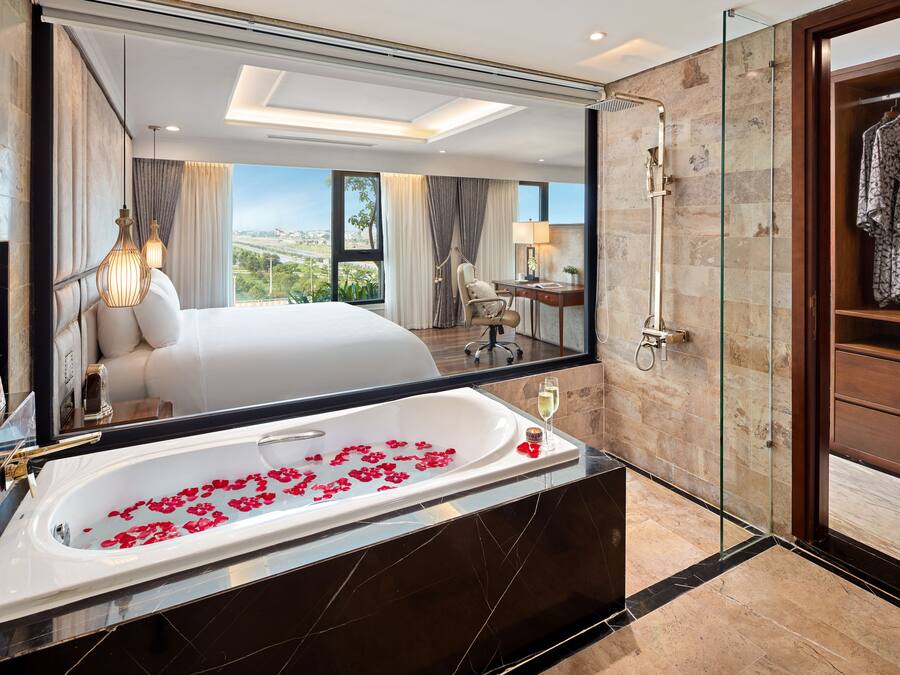 Presidential Double Room, 1 Bedroom, Kitchen, Park View | Bathroom
