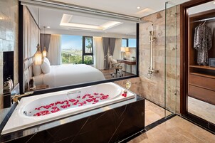 Habitación presidencial doble, 1 habitación, cocina, vistas al parque | Baño | Artículos de higiene personal gratuitos, secador de pelo y albornoces