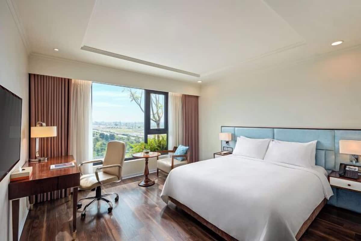 1 bedroom, Egyptian cotton sheets, premium bedding, down duvets
