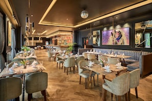 3 restauranter: frokost, lunsj og middag serveres