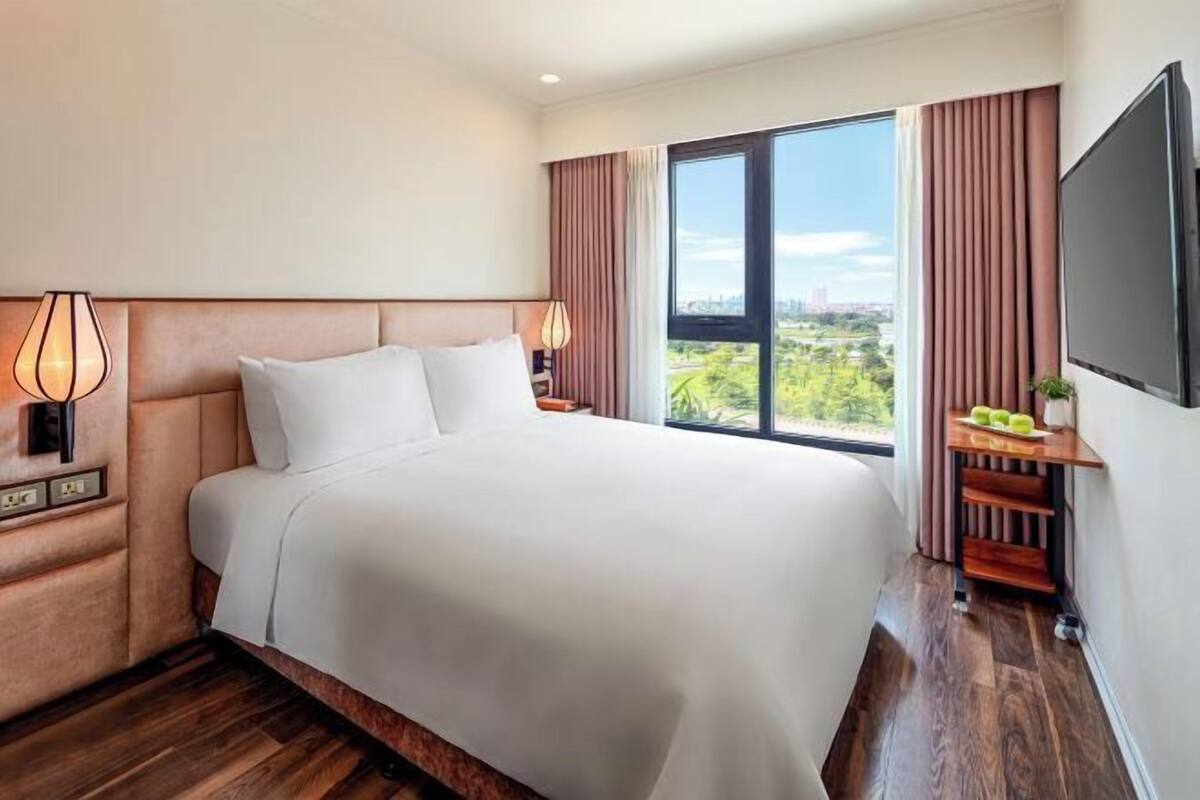 1 bedroom, Egyptian cotton sheets, premium bedding, down comforters
