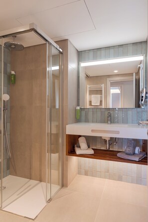 Shower, hair dryer, towels, shampoo