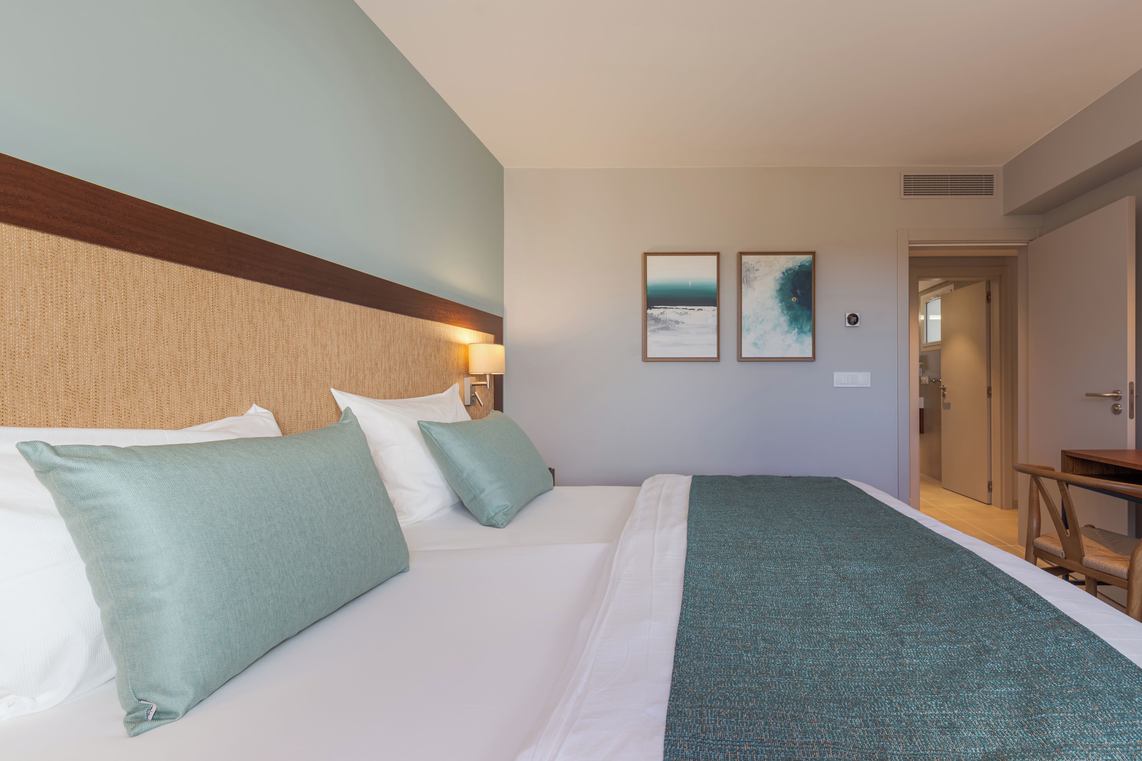 Comfort Studio | Hypo-allergenic bedding, minibar, in-room safe, blackout drapes