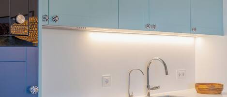 Réfrigérateur, plaque de cuisson, machine à expresso