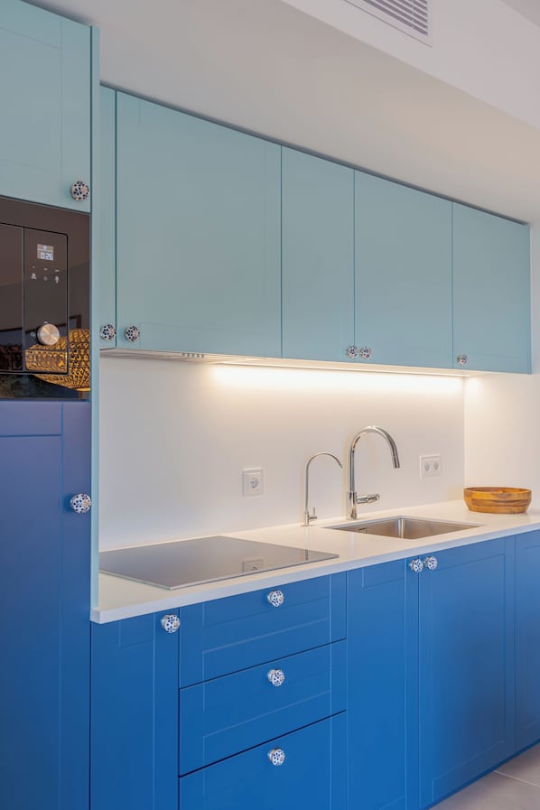 Kühlschrank, Herdplatte, Espressomaschine