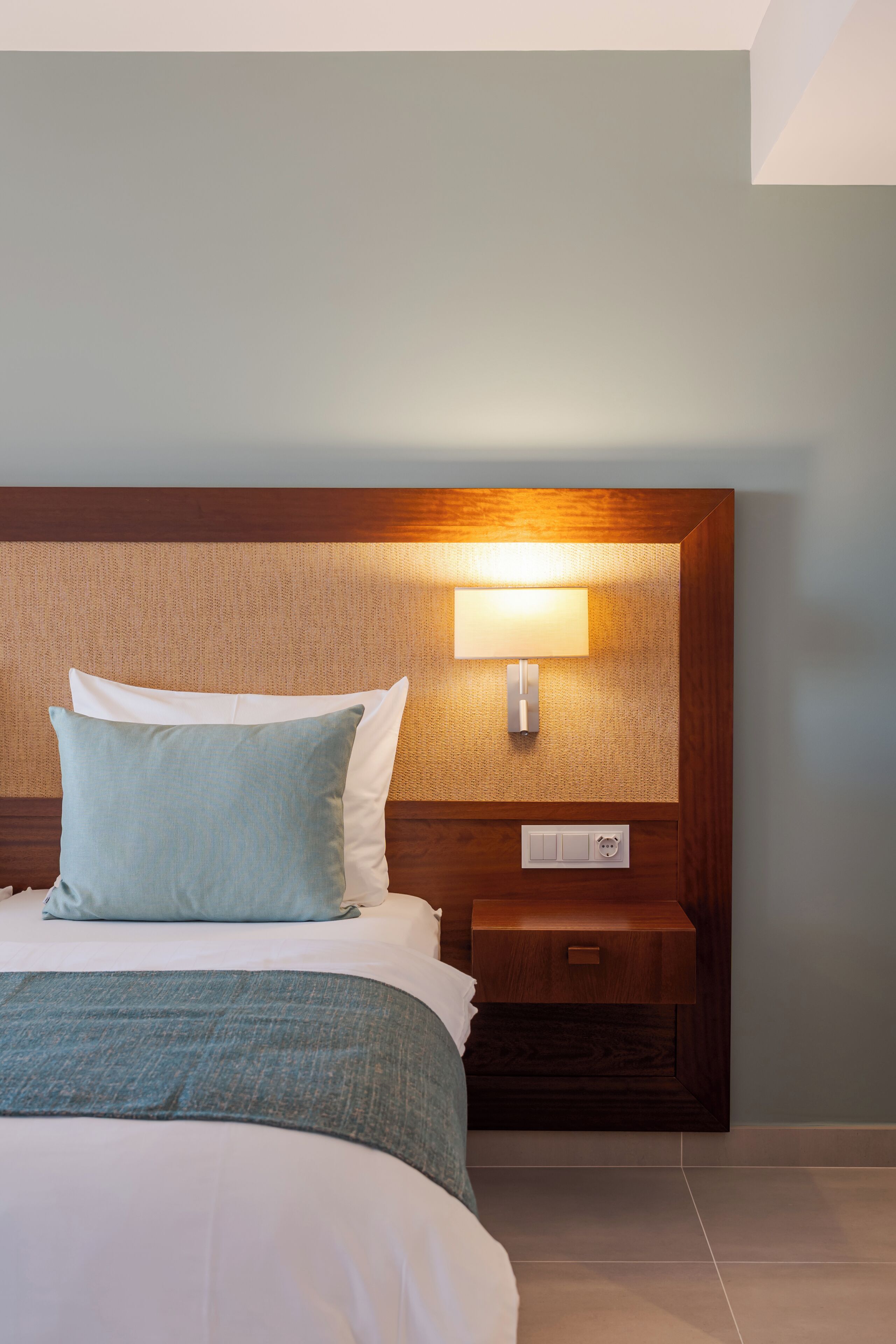 Allergikerbettwaren, Minibar, Zimmersafe, Verdunkelungsvorhänge