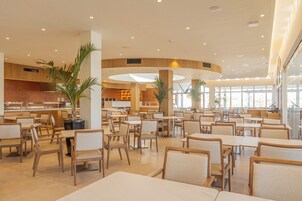 Se sirven almuerzos y cenas; cocina portuguesa; junto a la piscina