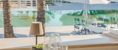 Déjeuner et dßner servis sur place, vue sur la piscine