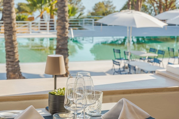 Melayani makan siang dan makan malam dengan pemandangan kolam renang