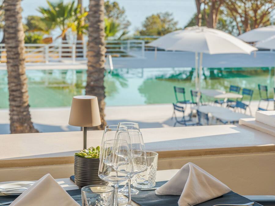 Serveert lunch, diner, Portugese gerechten, uitzicht op de zwembaden