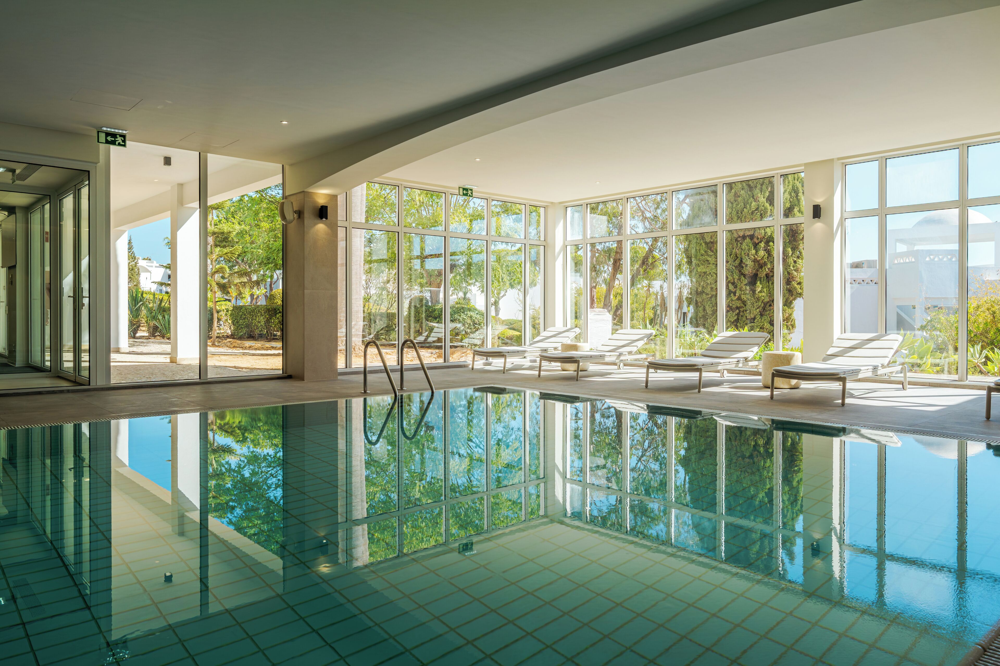 Innenpool, Außenpool, geöffnet von 08:00 Uhr bis 20:00 Uhr, Liegestühle