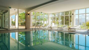 Kolam renang terbuka, kerusi lepak pantai