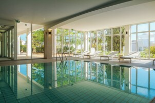 Una piscina techada, una piscina al aire libre