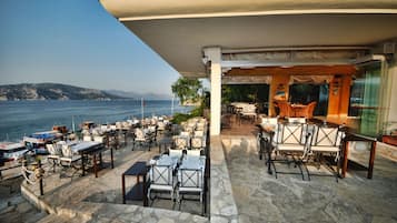 Breakfast, lunch, dinner served; international cuisine