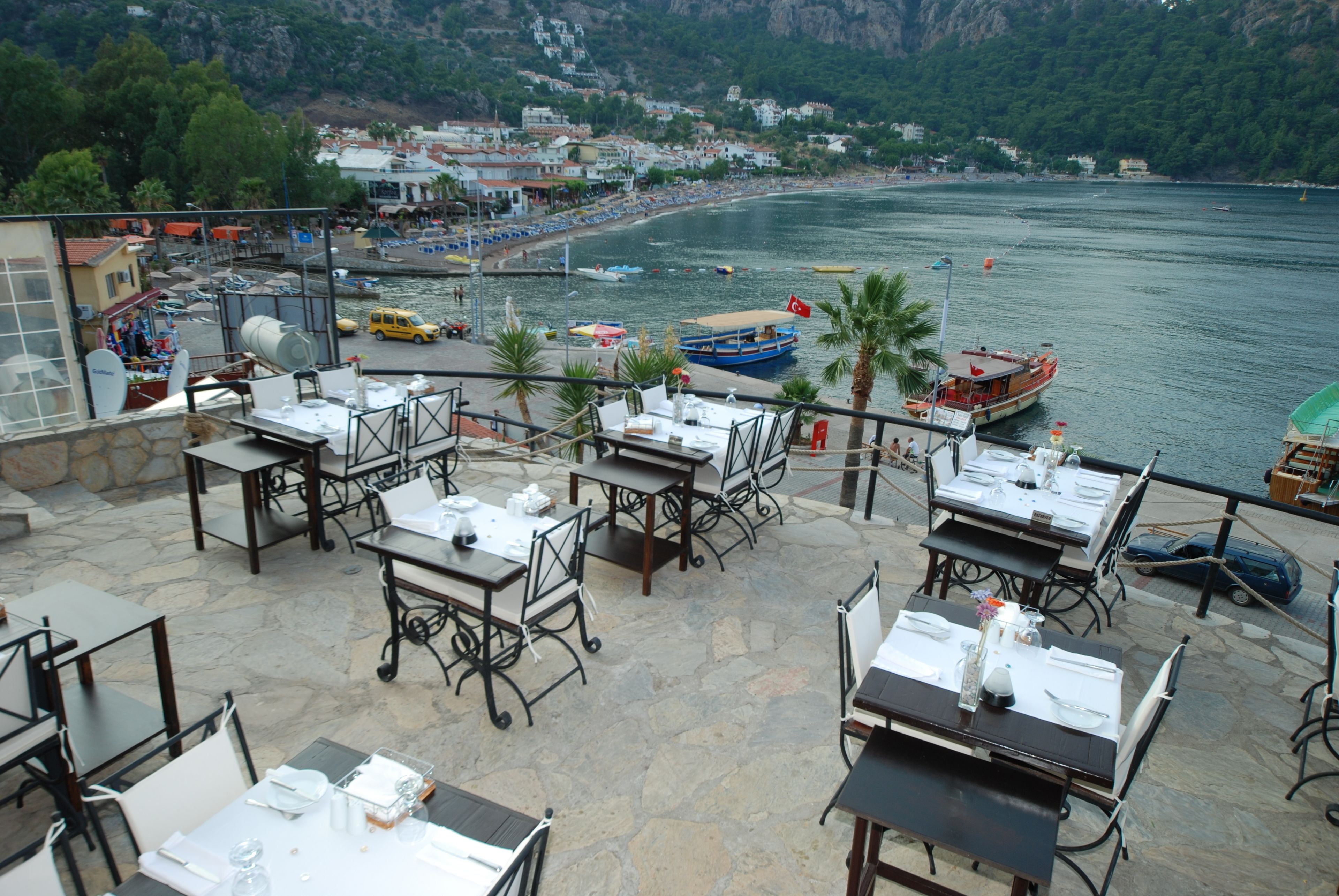 Aamiainen, lounas ja illallinen; kansainvälinen keittiö 