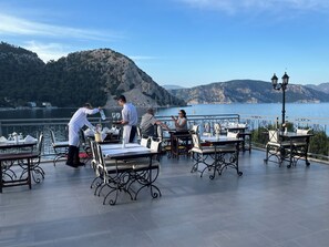 朝食、ランチ、ディナーに営業 (多国籍料理)