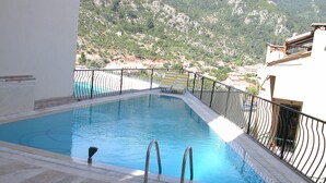 A swimming pool with a view of a mountainous landscape. - Es Apartments (Marmaris)