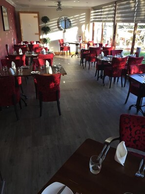 Breakfast, lunch, dinner served; British cuisine  - Seafield Arms (Banff)