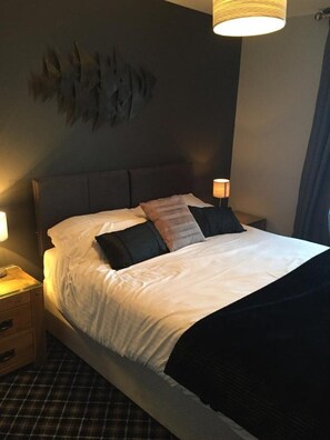 Egyptian cotton sheets, premium bedding, iron/ironing board - Seafield Arms (Banff)