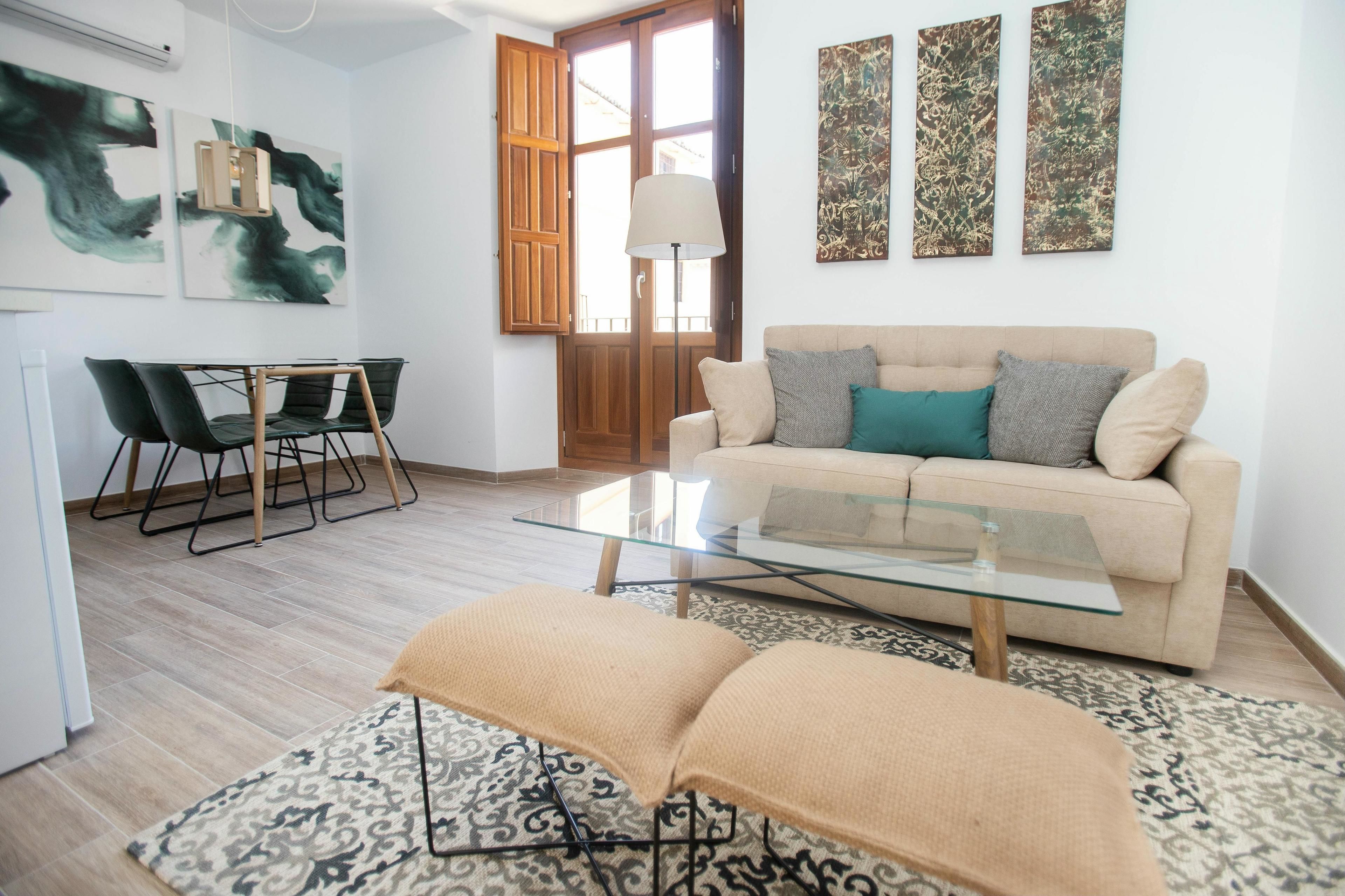 Dúplex, 3 habitaciones | Sala de estar | Televisión de pantalla plana de 32 pulgadas con canales digitales
