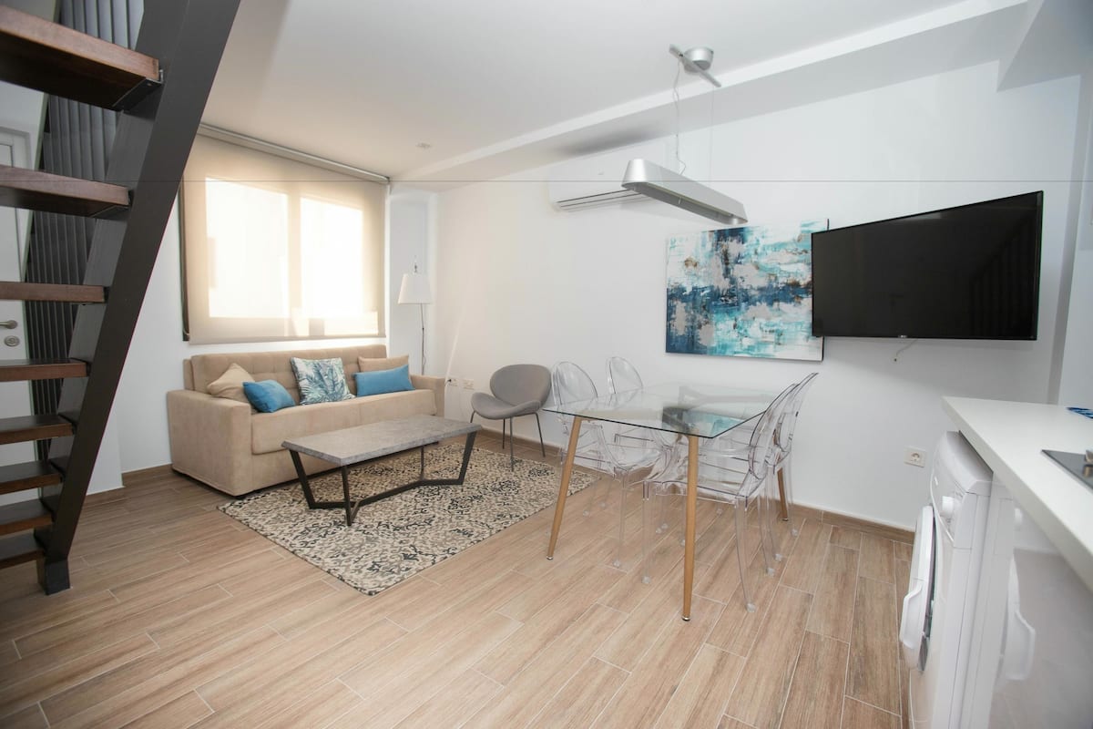 Dúplex, 1 habitación | Sala de estar | Televisión de pantalla plana de 32 pulgadas con canales digitales