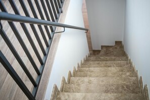 デュープレックス 2 ベッドルーム テラス | アイロン / アイロン台、ベビーベッド (無料)、WiFi (無料)、ベッドシーツ