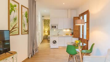 Appartement, 1 slaapkamer | Woonruimte | Een 32-inch flatscreentelevisie met digitale zenders en een televisie