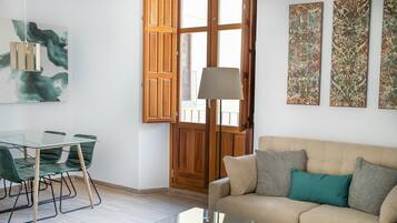 Duplex, 3 Bedrooms | Living room