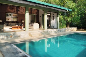 Outdoor pool, sun loungers - Neem Tree House (Kirinda)