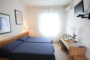 Chambre Quadruple, 2 chambres | Décoration personnalisée, ameublement personnalisé, bureau