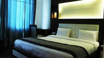 1 quarto, frigobar, cofres nos quartos, escrivaninha