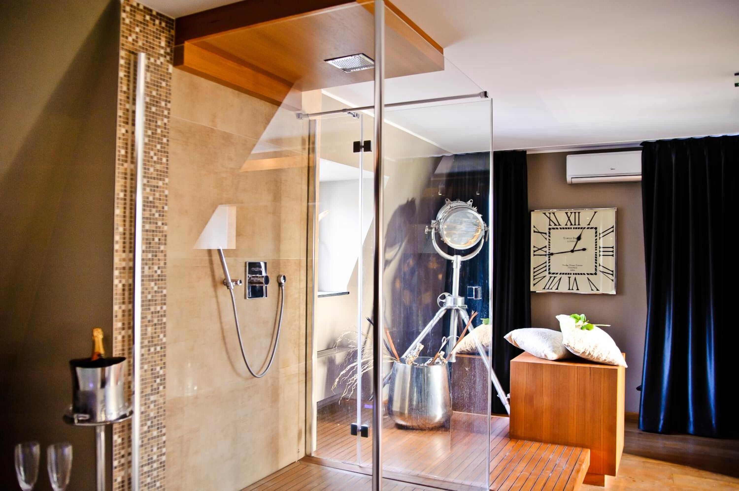 jetted bath, free toiletries, hair dryer, towels