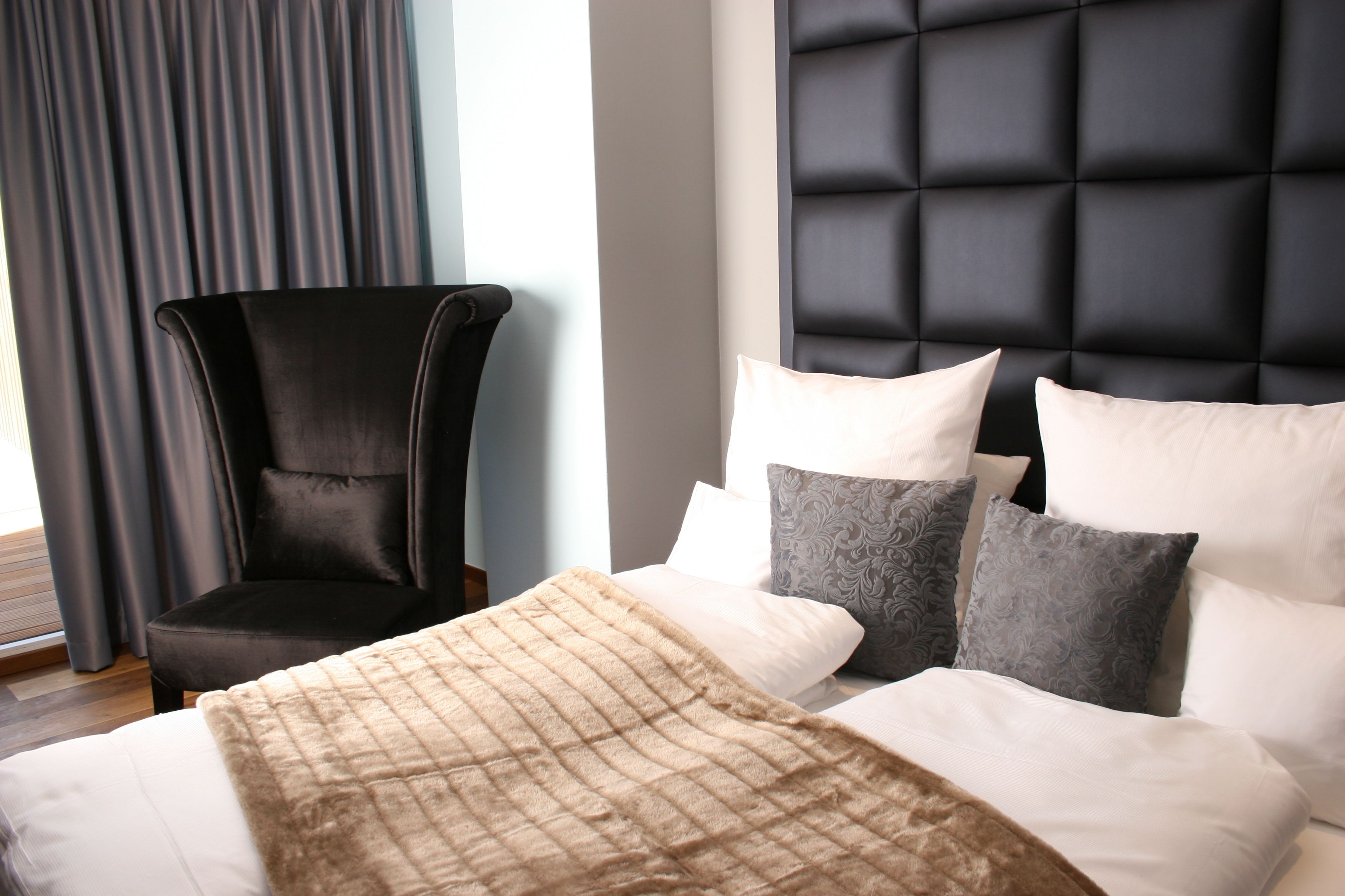 Luxe beddengoed, een minibar, een kluis op de kamer