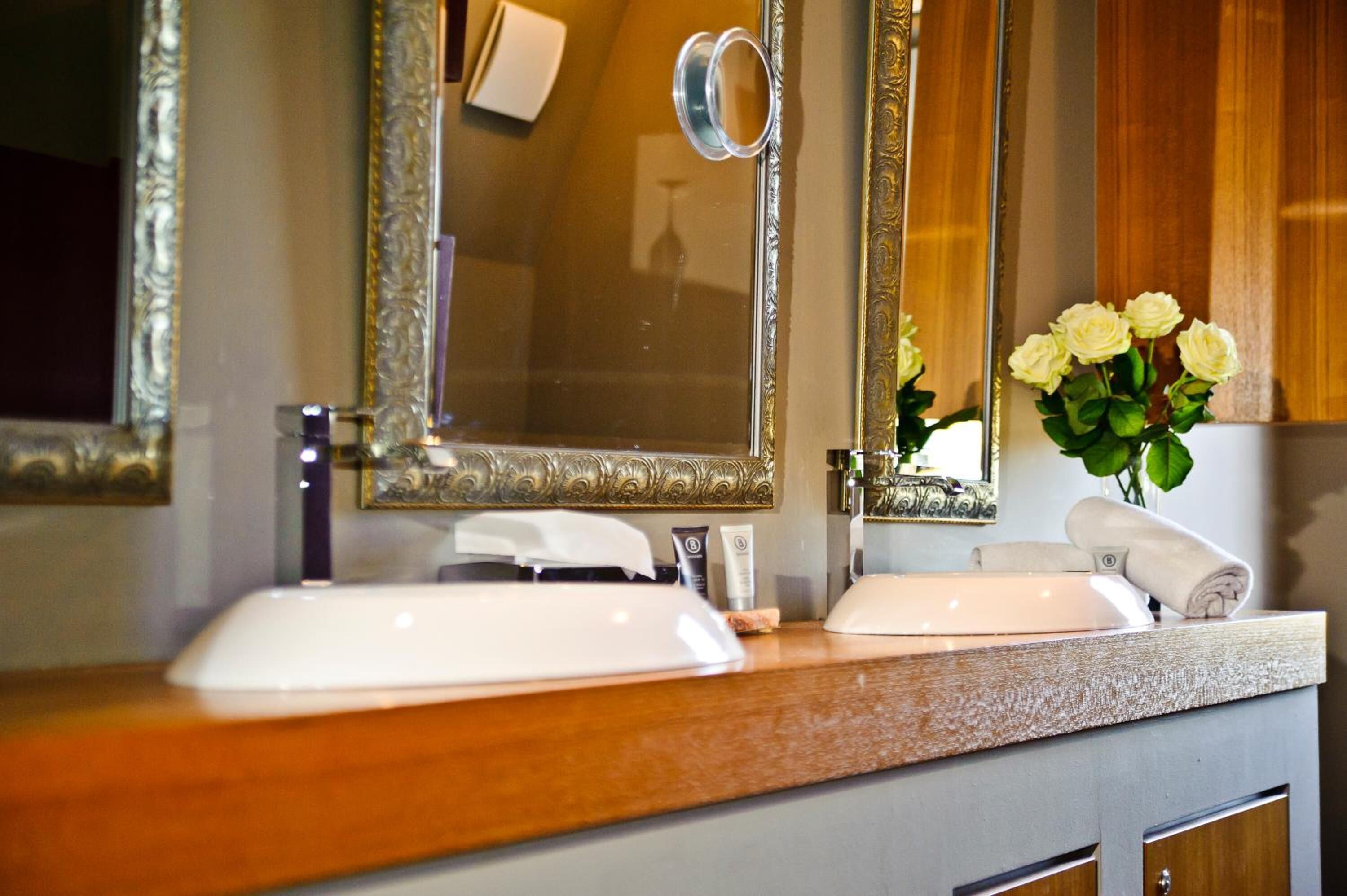 jetted bath, free toiletries, hair dryer, towels