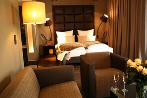 Roupas de cama premium, frigobar, cofres nos quartos