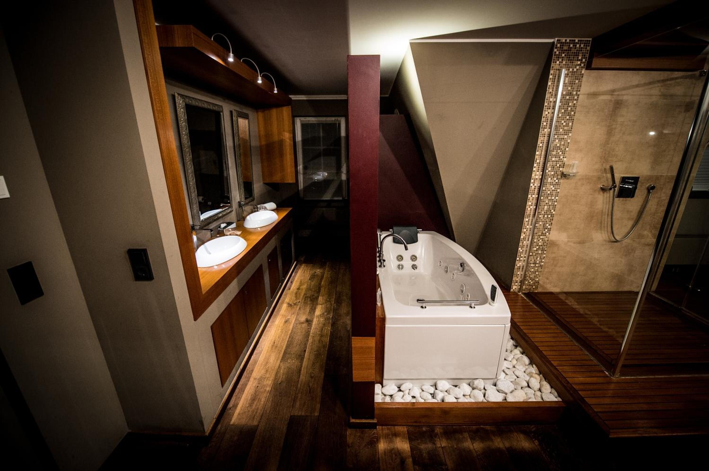 jetted bath, free toiletries, hair dryer, towels