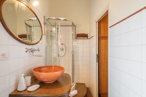 Chambre Affaires Double ou avec lits jumeaux | Salle de bain | Articles de toilette gratuits, sèche-cheveux, bidet, serviettes fournies