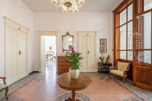 Coin salon dans le hall