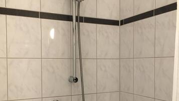 Dusche, kostenlose Toilettenartikel, Haartrockner, Handtücher