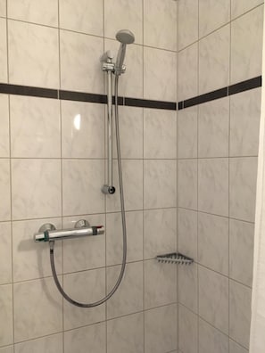 Ducha, artículos de higiene personal gratuitos y secador de pelo