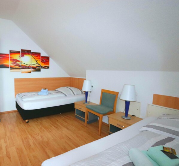 Habitación con 2 camas individuales, 2 camas individuales | Escritorio, tabla de planchar con plancha, cunas (de pago) y wifi gratis