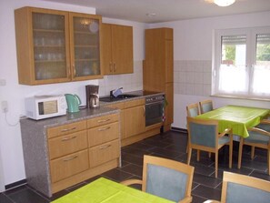 Fridge, microwave, oven, stovetop - Penny Pension (Wolfsburg)