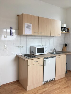 Frigorífico, microondas en la zona común, horno y placa de cocina