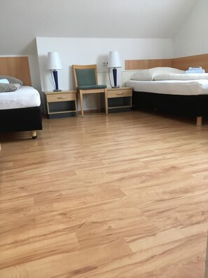 Escritorio, tabla de planchar con plancha, cunas (de pago) y wifi gratis